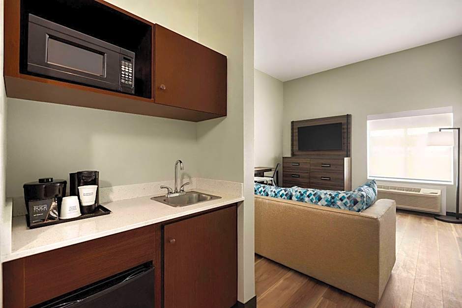 La Quinta Inn & Suites by Wyndham Gonzales