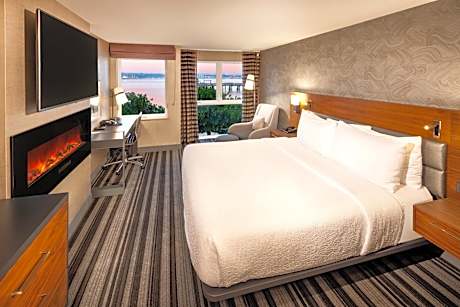 Deluxe King Room with Bay View
