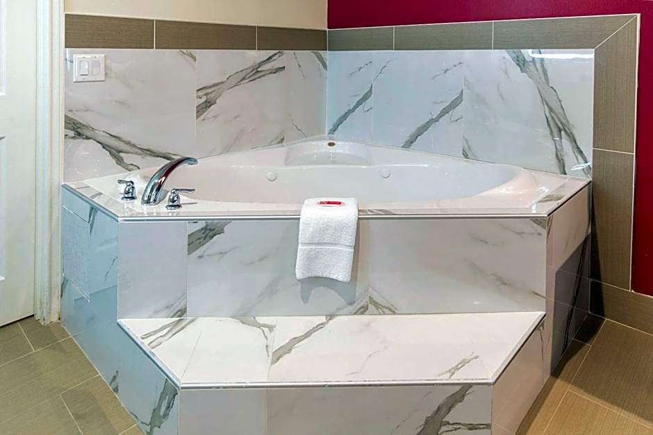 Econo Lodge Inn & Suites