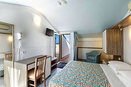 Double or Twin Room with Sea View