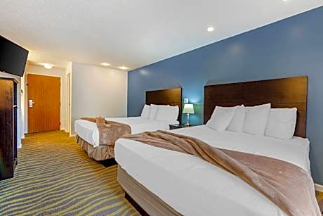 Quadruple Room with Two Queen Beds and Tub - Disability Access/Non Smoking