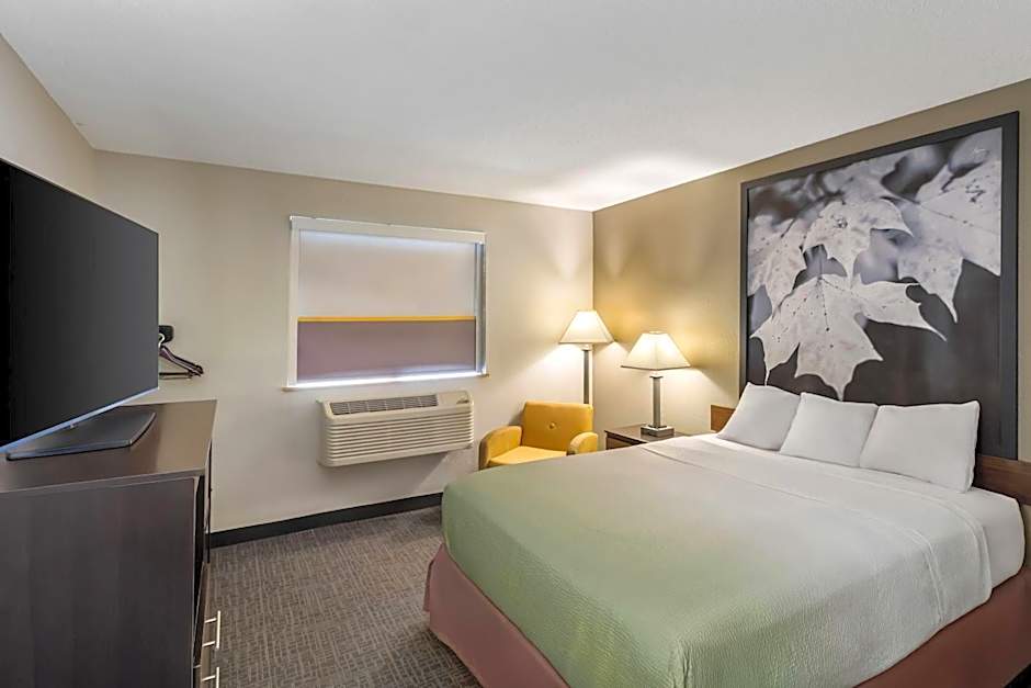 Super 8 by Wyndham Elkins
