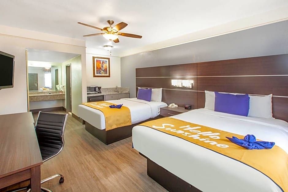 Days Inn & Suites by Wyndham Webster NASA-ClearLake-Houston