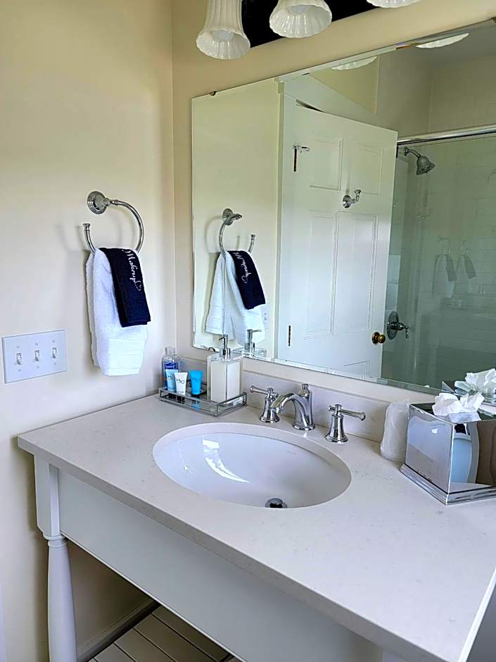 East Wind Inn & Suites