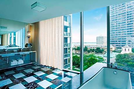 Premier Suite, 1 King Bed, Balcony (Studio, Corner Room)