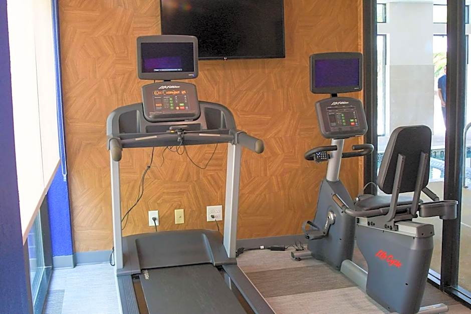 Comfort Inn & Suites NW Milwaukee