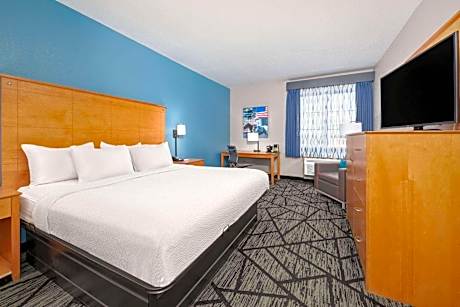 King Room with Bath Tub - Mobility/Hearing Accessible - Non-Smoking