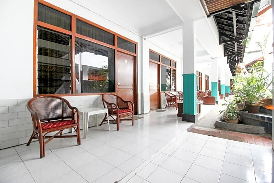 RedDoorz Plus near Alun Alun Selatan