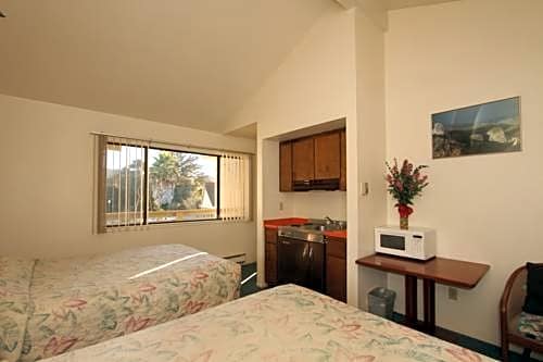 Monterey Fireside Lodge