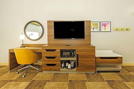 1 King Bed Study With Sofabed Nonsmoking