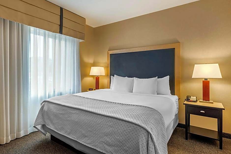 Cambria Hotel Akron - Canton Airport