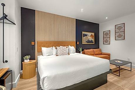 Deluxe King Suite