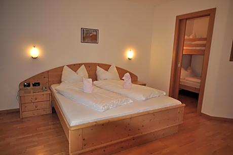 Family Room (2 Adults + 2 Children)