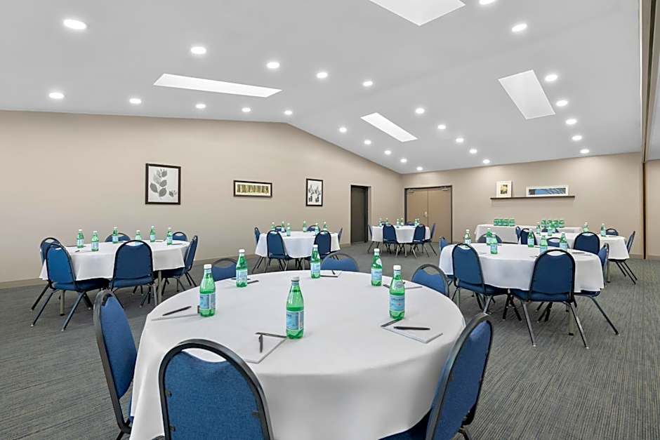 Country Inn & Suites by Radisson, Coon Rapids, MN