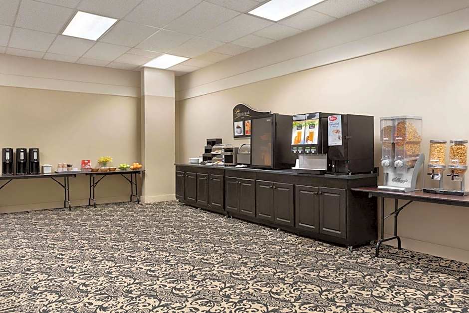 Days Inn & Suites by Wyndham Sault Ste. Marie ON