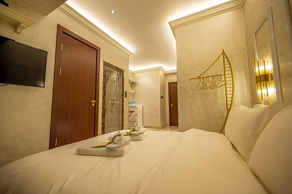 A Residence @ Between Hilton & Cititel Hotel