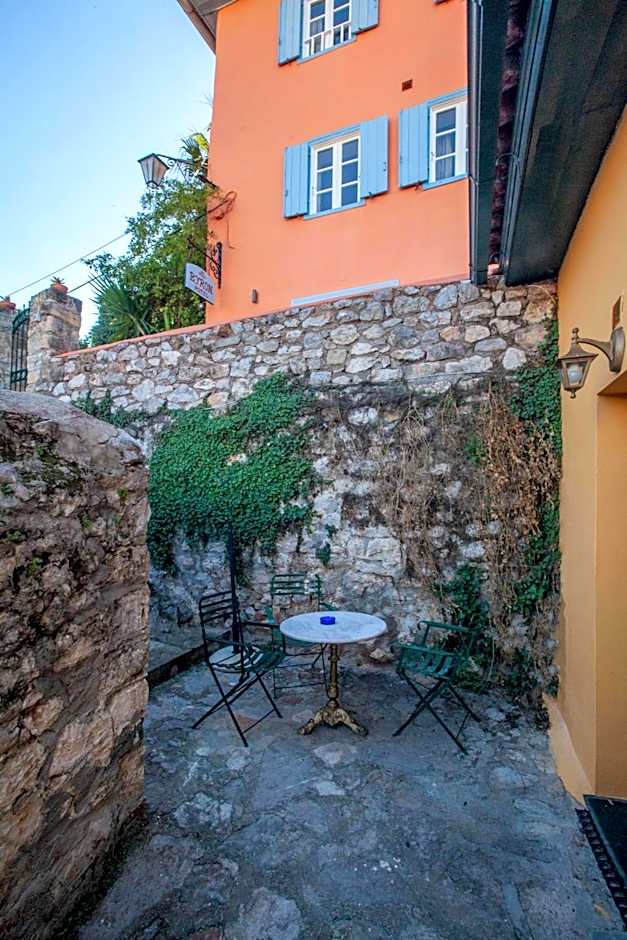 Byron Traditional Hotel