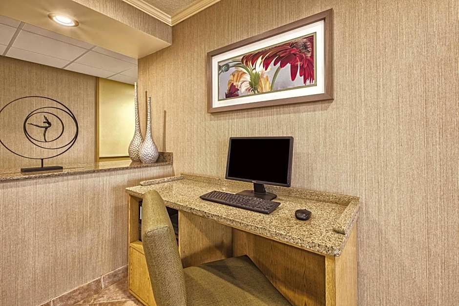 La Quinta Inn & Suites by Wyndham Toledo Perrysburg