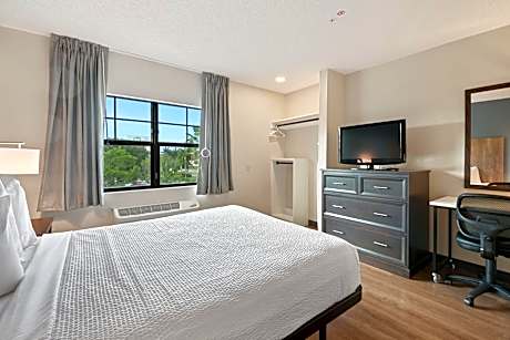 Queen Studio with One Queen Bed - Disability Access/Non-Smoking