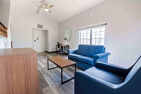 One-Bedroom King Suite - Non-Smoking