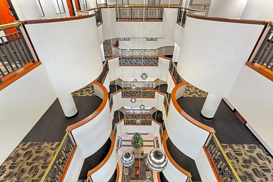 Wyndham Garden Baronne Plaza