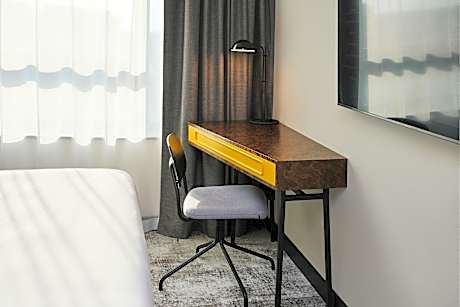 Premium, Guest Room, 1 Queen, Skyline View