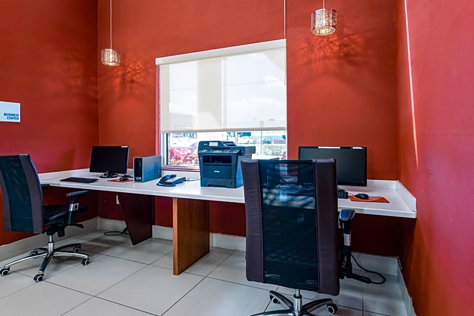 Holiday Inn Express & Suites Lantana By IHG