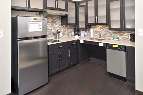 One-Bedroom Queen Suite