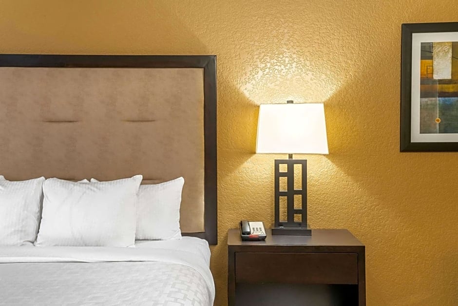 La Quinta Inn & Suites by Wyndham Hot Springs