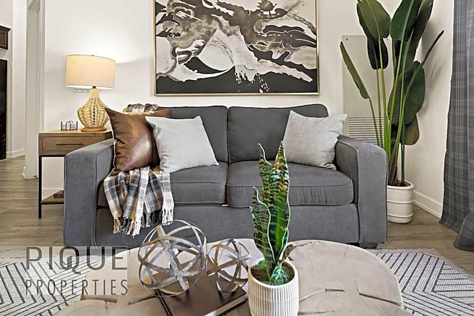 Mountain Haven Retreat, Pool & Hot Tub, UG Parking, Fitness Centre, WiFi!