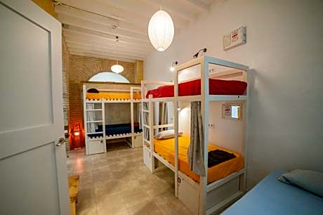 Bed in 5-Bed Mixed Dormitory Room with en-suite Bathroom