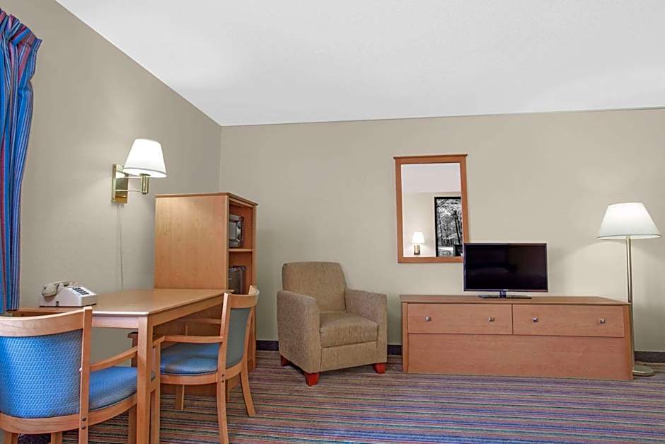 Super 8 by Wyndham Evansville East
