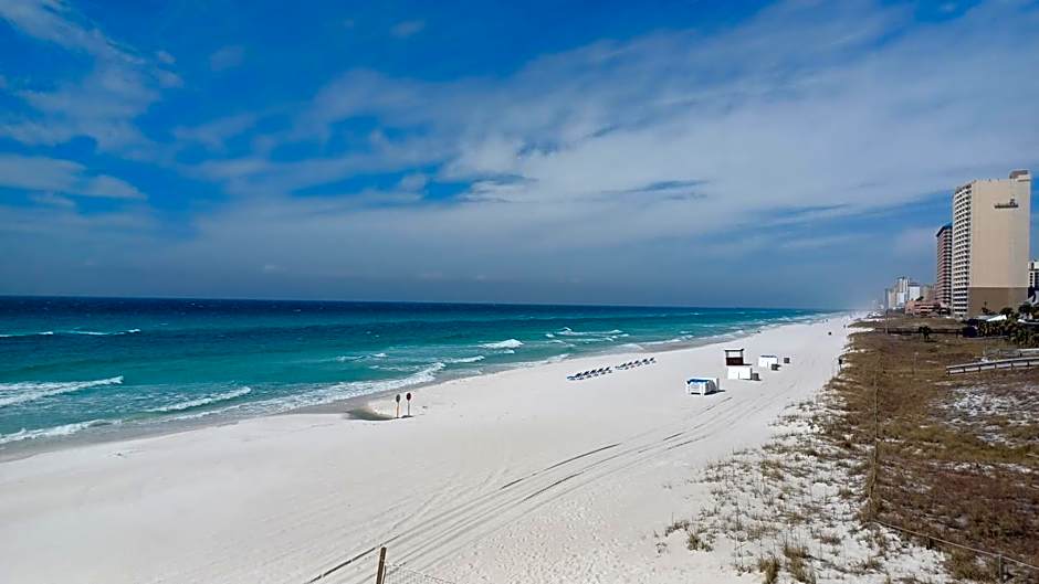 COUPLES GETAWAY, HONEYMOON SWEET, Perfectly Cozy Beach Front Condo with kitchen, pool, free parking,CHECK-IN AT DOOR