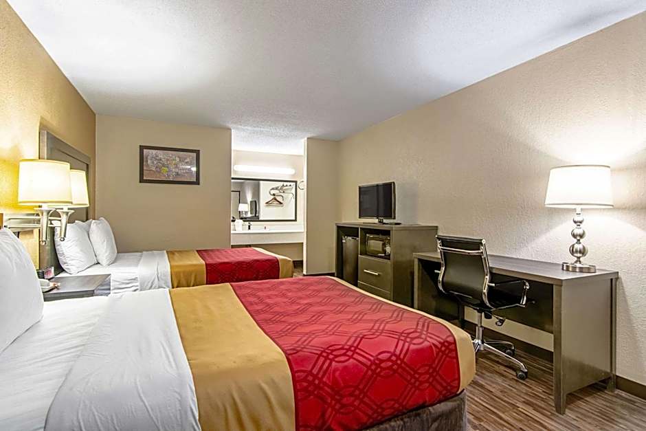 Econo Lodge Inn & Suites East