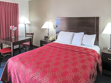 Queen Room - Smoking/Ground Floor