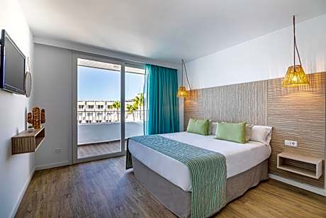 Apartment with Pool View