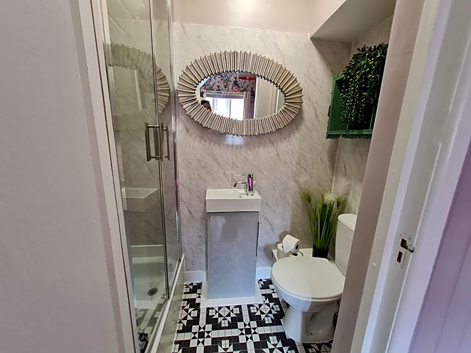 Lemur Lodge - Boutique Apartments - Short Stroll to The Beach