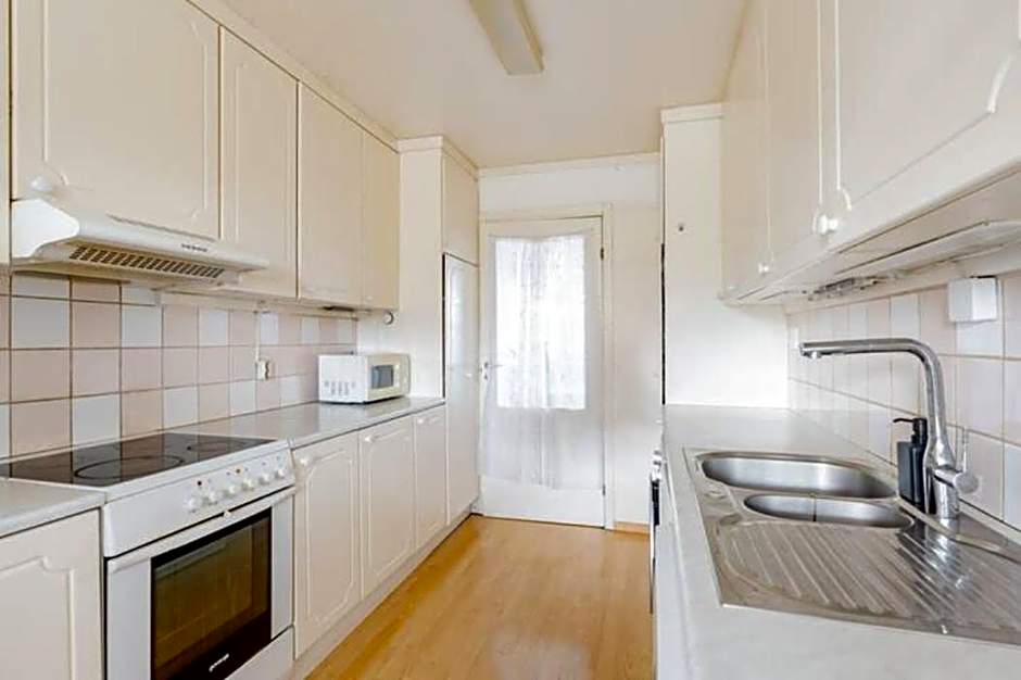 Calm and tidy room in apartment, 14min train ride to city center