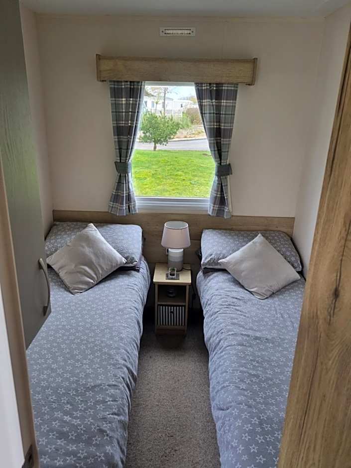 Luxury caravan and Tattershall lakes with private hot tub and WiFi