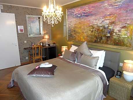 Deluxe Double Room suitable for Disabled People