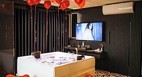 QUALA HOTELS & LOUNGE