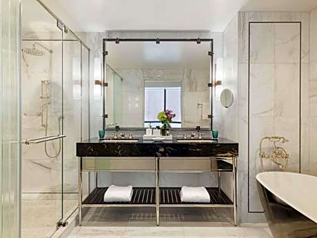 Signature 1 Bedroom Suite 1 King, Butler Service, Living Room, Wet Bar, 1.5 Bathrooms