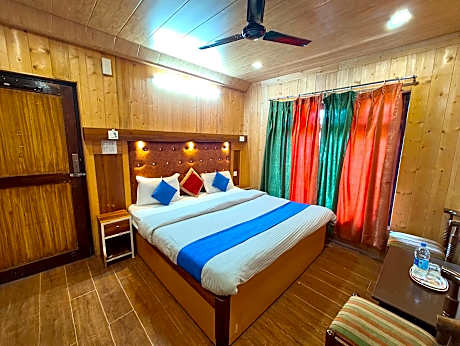 Goroomgo Chinar Lake View Nainital