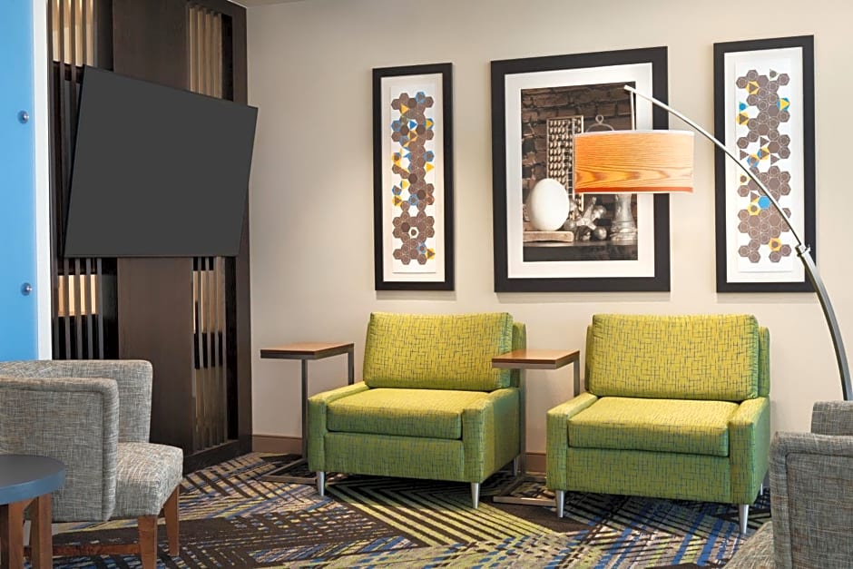 Holiday Inn Express & Suites - Beaver Dam, an IHG Hotel