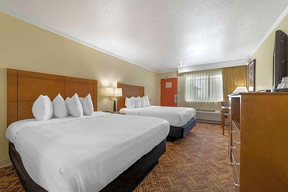 Best Western Plus Northwoods Inn