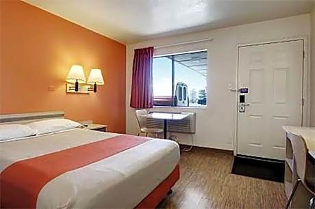 Super 8 by Wyndham Woods Cross - Salt Lake City North