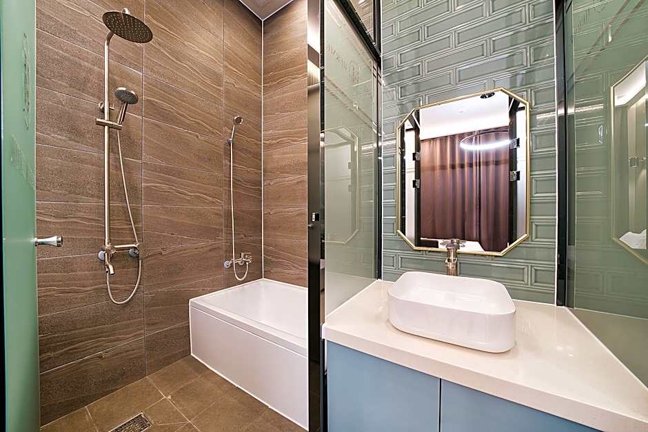 Hotel Hermes at Yongin Everland Station