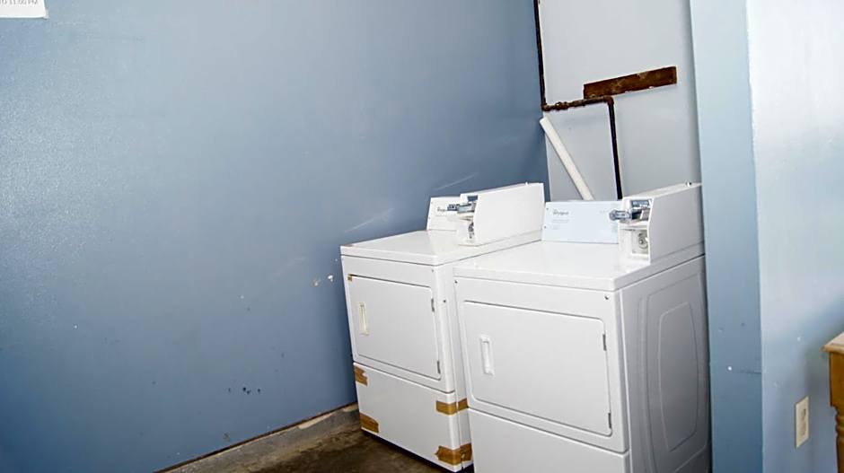 Holiday Lodge & Suites