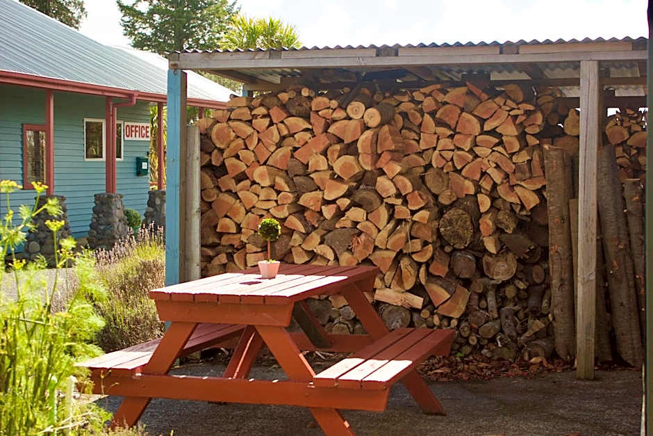 Adventure Lodge & Motel and Tongariro Crossing Track Transport