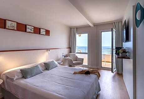Double or Twin Room with Sea View